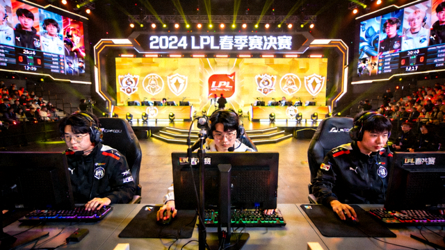LPL春季赛决赛舞台现场，选手正在对战席专注比赛
